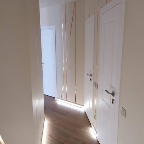 Оформление прихожей.  Мы решили сделать подсветку пола. 04