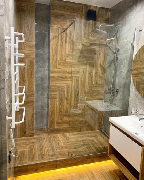 Совмещенный санузел.  Идеальное сочетание плитки под мрамор с плиткой под дерево! 02