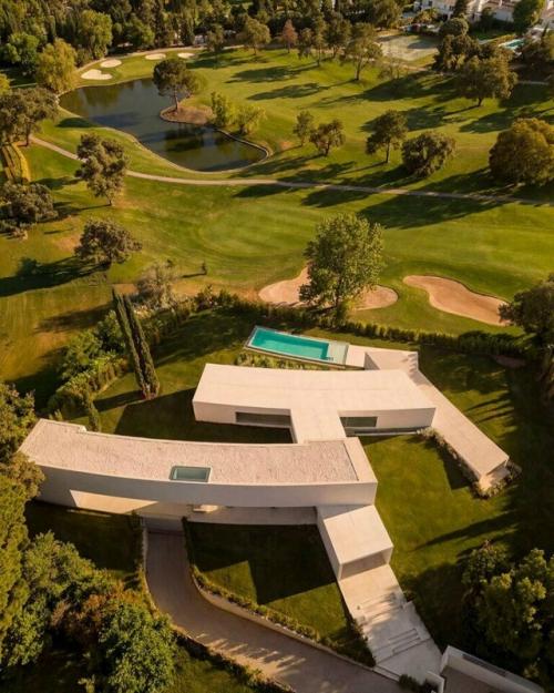 Белый бетон и зелень: дом в Испании, где сад стал частью интерьера.

