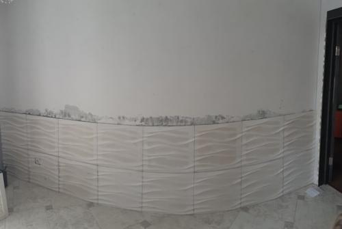 А мы решили одну стену в кухне декорировать панелями.  