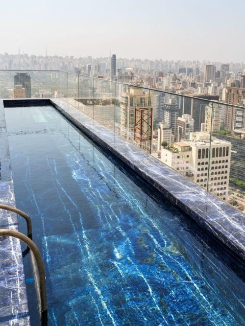 Пентхаус обувного дизайнера Александра Бирмана в Сан-паулу - это настоящий гимн бразильскому mid - Century. 07