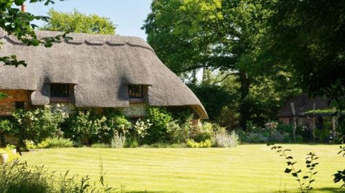 Сиенна Миллер продаёт свой дом за 2, 61 миллиона долларов. 02