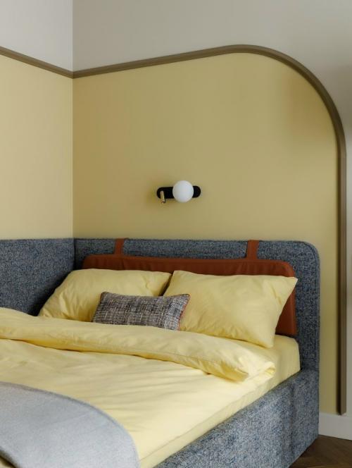 Эта однокомнатная квартира создавалась для старшей дочери заказчиков - пространства должно было хватать и для учёбы, и для отдыха. 03