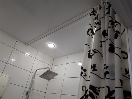 Довольно бюджетный ремонт в оочень маленькой комнате. 01