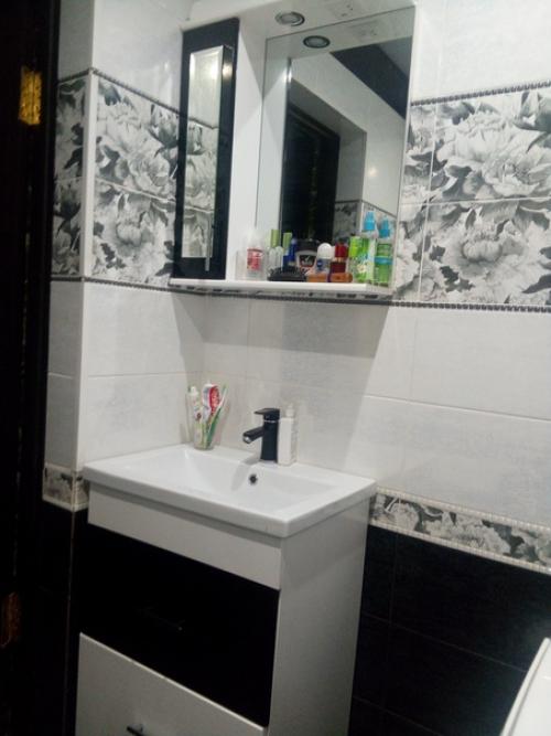 Наша черно-белая ванна, осталось докупить мелочи (дозатор для мыла, стакан для зуб. 01