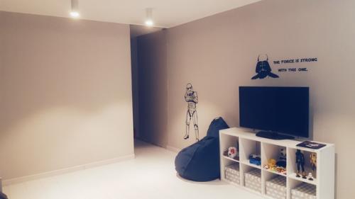 Наша детская.  Шкафа нет, будет гардеробная, пока там не очень. 03