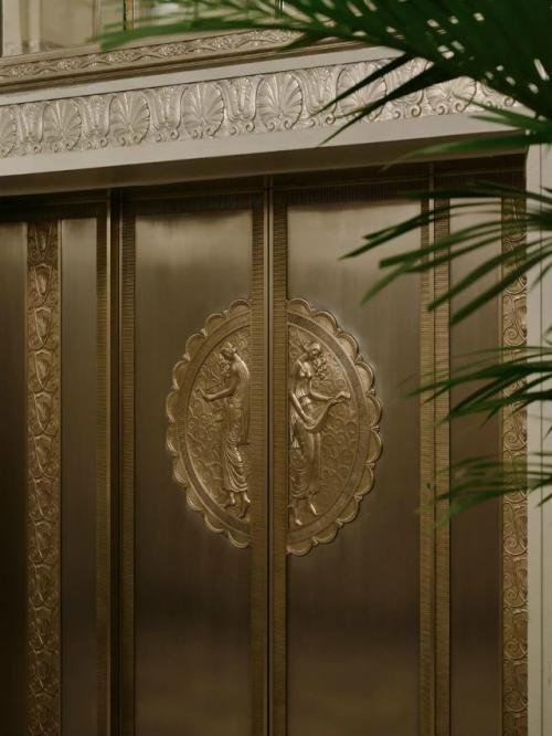 После восьмилетней реставрации и инвестиций в миллиарды долларов Waldorf Astoria снова принимает гостей. 01