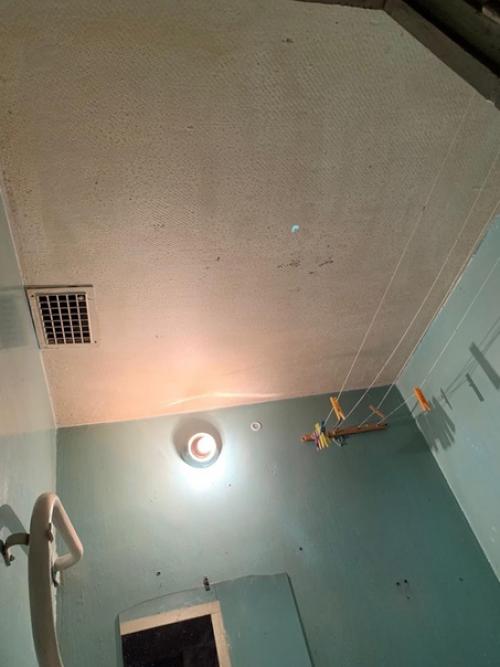 Девушка ванную комнату в съемной квартире освежила. 01