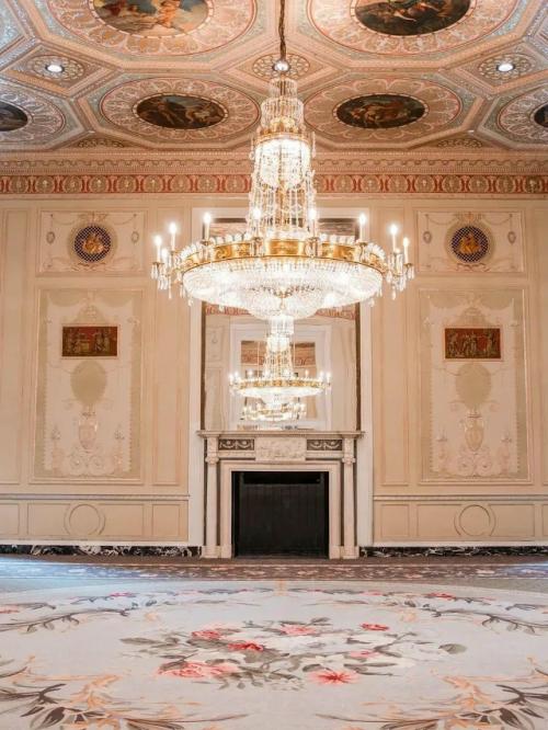 После восьмилетней реставрации и инвестиций в миллиарды долларов Waldorf Astoria снова принимает гостей. 02