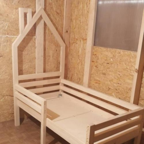 Сделал дочке кроватку делал из массива. 03