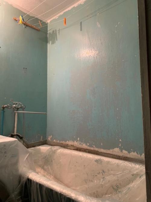 Девушка ванную комнату в съемной квартире освежила.