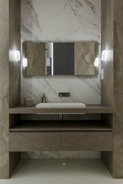 Студия Heut Architects создала сдержанный, продуманный интерьер для молодой пары, которая ценит искусство, хорошие книги и вино. 01