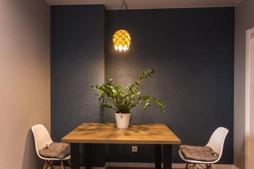 Интерьер квартиры в темной цветовой гамме.