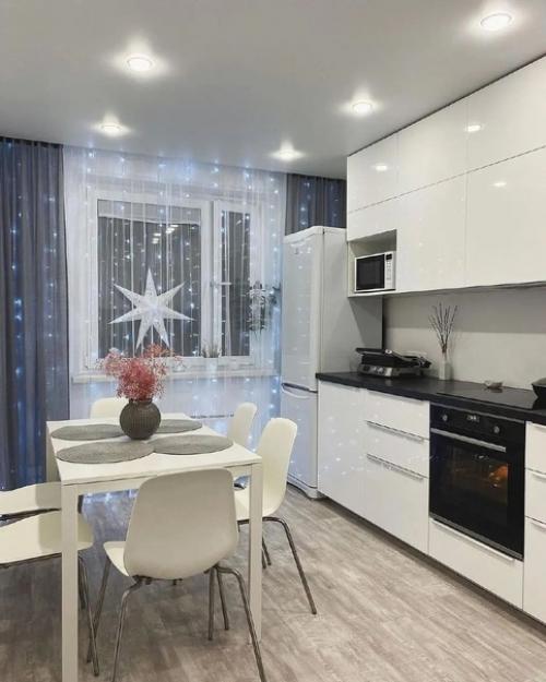 Потрясающая кухня в белоснежном оформлении. 01