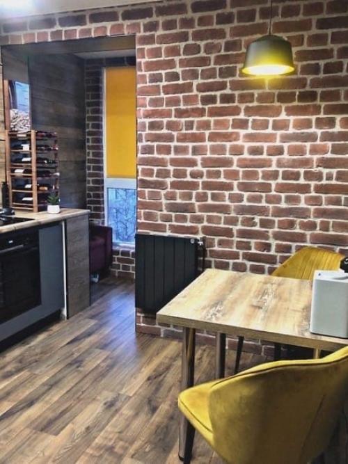 Стильная кухня с кирпичной стеной. 02