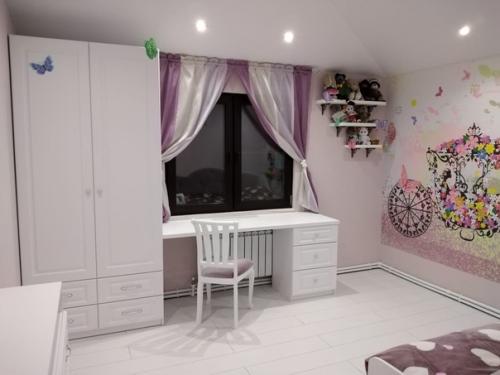 Почти доделали комнату для дочери остались плинтуса, телевизор, рулонные шторы, дверь и на подходе небольшое кресло в угол. 02