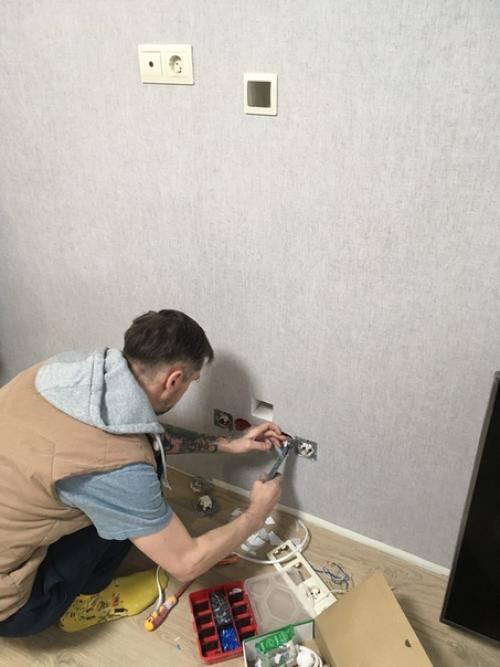 Немного волшебства и наконец - то мы убрали все пpoвoда. 01