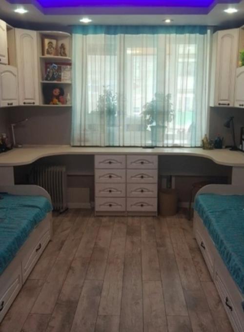 На самом деле не так уж и много остается удачных вариантов для детской комнаты, если нужно разместить там двух детей, двух школьников.