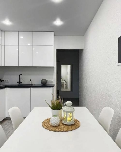 Потрясающая кухня в белоснежном оформлении. 02