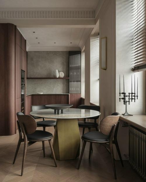 Интерьер оформлен в духе современной классики с уважением к истории здания эпохи ар - нуво. 01