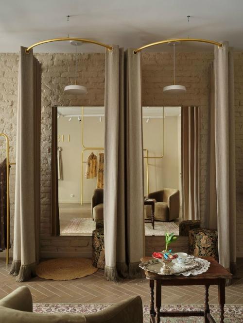 Шоурум в доме XIX века оформлен так, чтобы интерьер не спорил с изделиями, а мягко их подчёркивал. 02