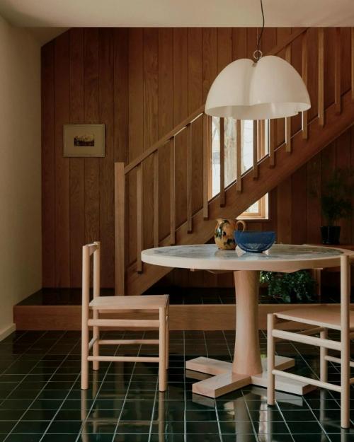 Дом 1960-х годов в хэмптонсе бережно обновили, сохранив атмосферу старого побережья.  