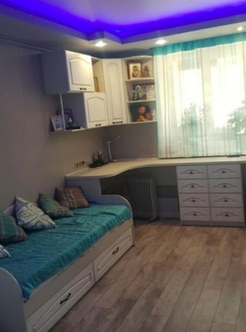 На самом деле не так уж и много остается удачных вариантов для детской комнаты, если нужно разместить там двух детей, двух школьников. 01