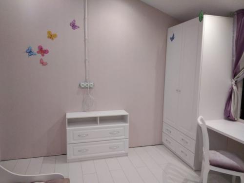 Почти доделали комнату для дочери остались плинтуса, телевизор, рулонные шторы, дверь и на подходе небольшое кресло в угол.