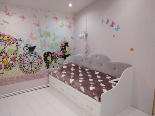 Почти доделали комнату для дочери остались плинтуса, телевизор, рулонные шторы, дверь и на подходе небольшое кресло в угол. 03