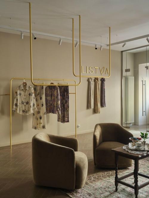 Шоурум в доме XIX века оформлен так, чтобы интерьер не спорил с изделиями, а мягко их подчёркивал.  