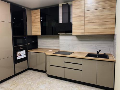 Наша кухня.  Холодильник встроенный, этот временно вставили, позже уберём на балкон.