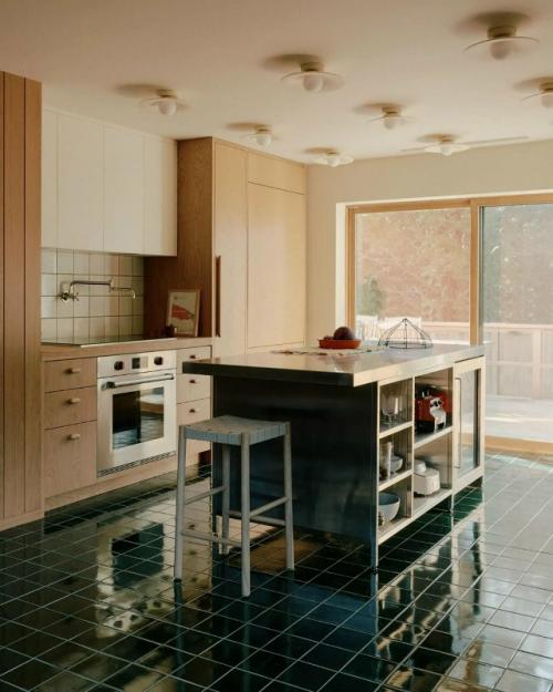 Дом 1960-х годов в хэмптонсе бережно обновили, сохранив атмосферу старого побережья. 02