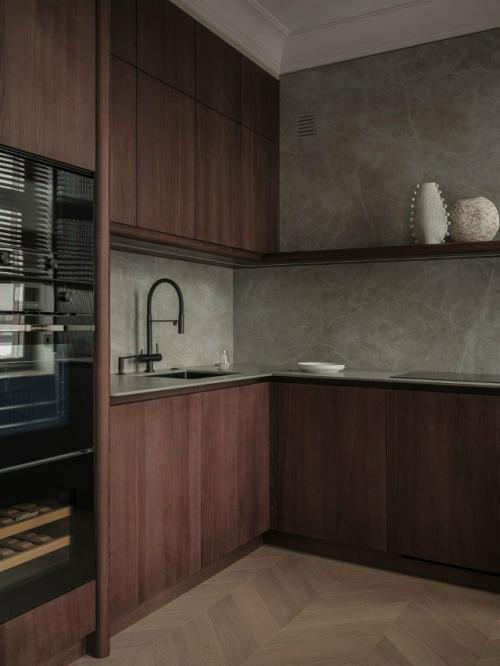 Интерьер оформлен в духе современной классики с уважением к истории здания эпохи ар - нуво. 02