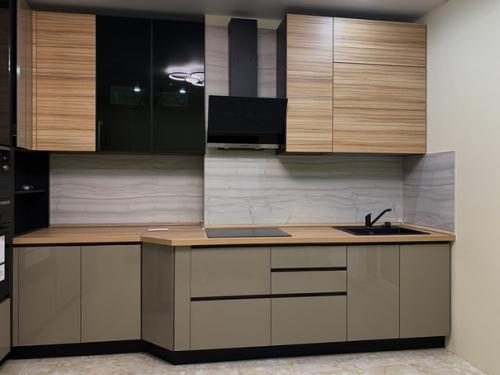 Наша кухня.  Холодильник встроенный, этот временно вставили, позже уберём на балкон. 02