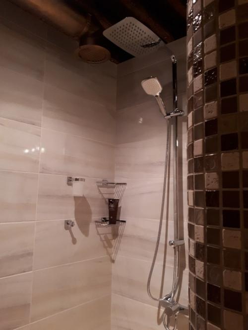 Душ 7 м 2. вход из спальни, дверь стеклянная. 09