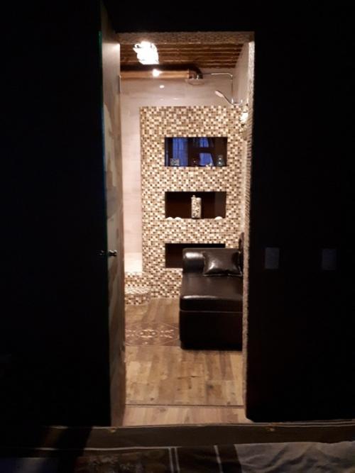 Душ 7 м 2. вход из спальни, дверь стеклянная. 01