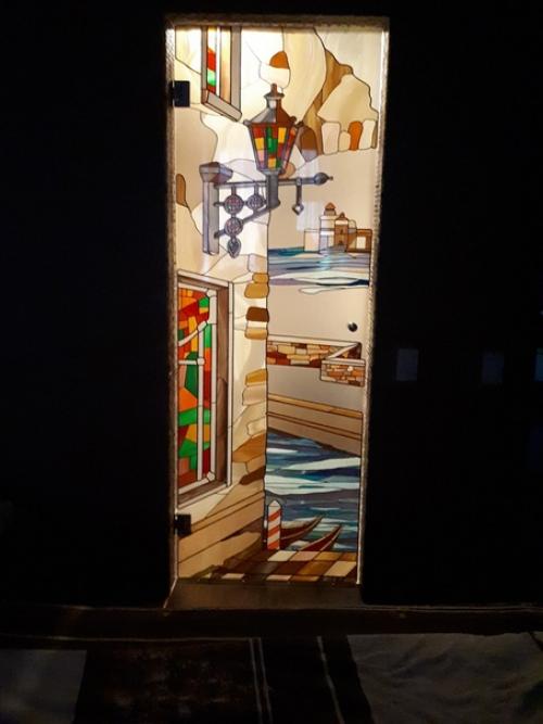 Душ 7 м 2. вход из спальни, дверь стеклянная.