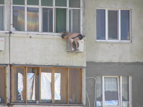 Вот какой бесстрашный установщик кондиционеров. 02