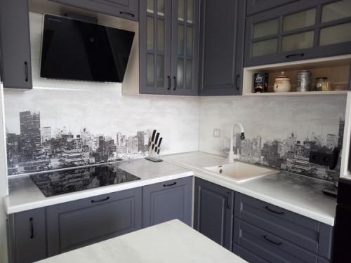 Обустраиваю кухню.  Подскажите, стоил ли крепить рейлинг ( угловой?