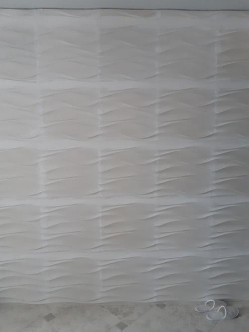 А мы рискнули и вместо обоев и покраски остановились на отделке стены гипсовыми 3 д панелями. 01