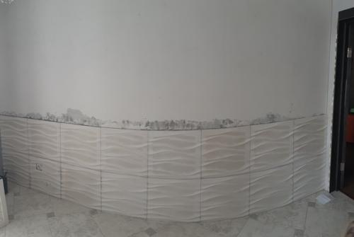 А мы рискнули и вместо обоев и покраски остановились на отделке стены гипсовыми 3 д панелями.