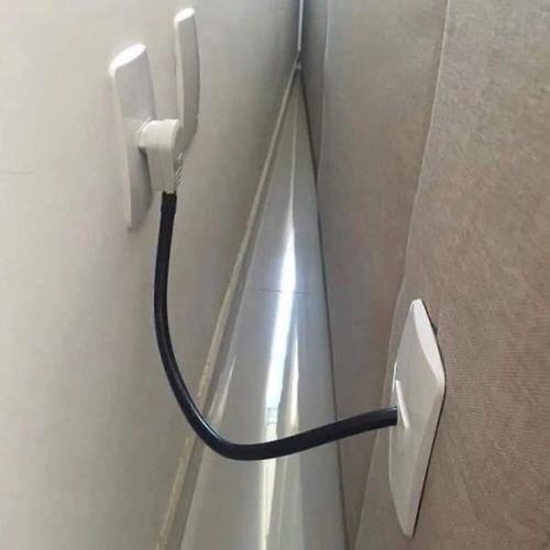 Только этот диванный лайфхакер не побеспокоился о безопасности. 01