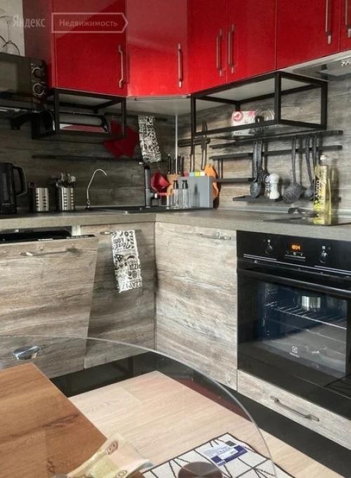 Шкаф - диван - окно.