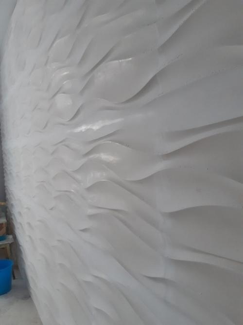 А мы рискнули и вместо обоев и покраски остановились на отделке стены гипсовыми 3 д панелями. 02