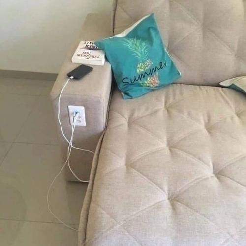 Только этот диванный лайфхакер не побеспокоился о безопасности. 02