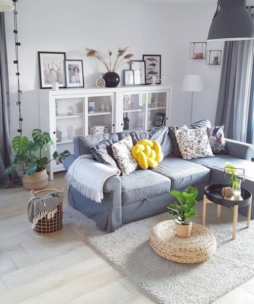 Вроде простенько, но действительно уютно, много света. 04