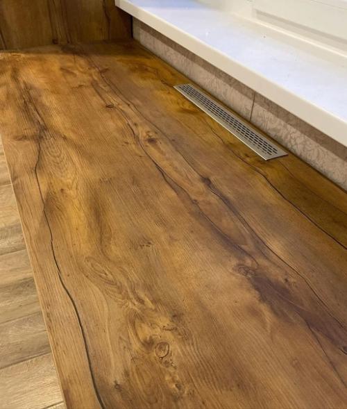 Очень понравилась идея с установкой шкафов у окна.