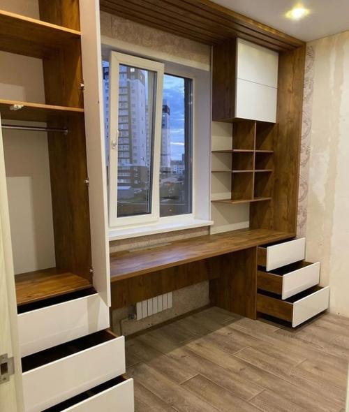 Очень понравилась идея с установкой шкафов у окна. 03