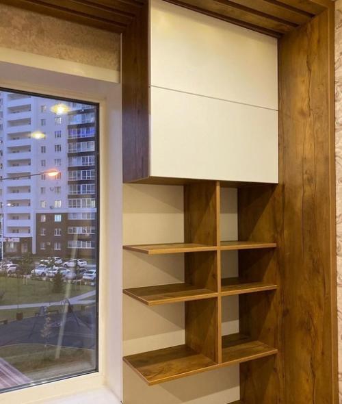 Очень понравилась идея с установкой шкафов у окна. 01