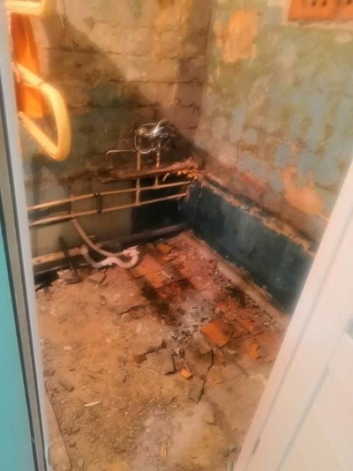 Вот так вот преобразилась ванная комната в золотых руках мужа нашей подписчицы. 02